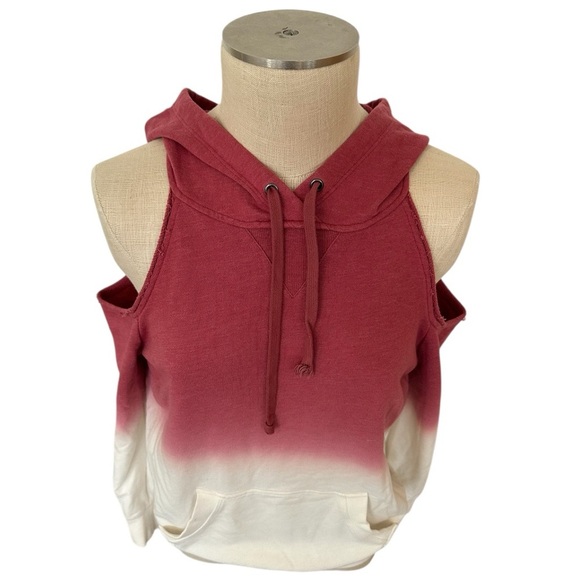 VENUS Red and Cream Off-the-Shoulder Sweater with Gradient Elegance - Picture 9 of 16